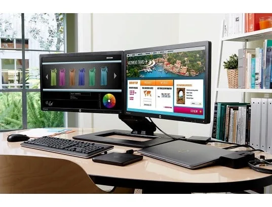 Ordinateur portable avec station d'accueil HP connecté à deux écrans